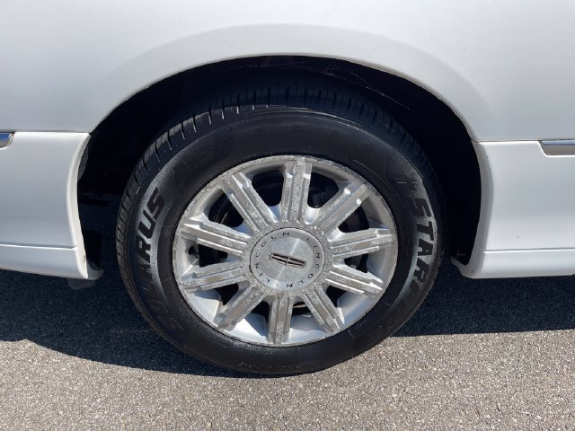 Used 2007 Lincoln Town Car Signature Limited RWD image 13