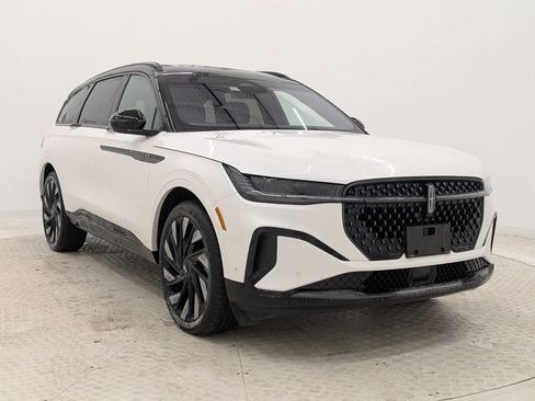 Used 2024 Lincoln Nautilus Reserve w/ Equipment Group 202A image 7