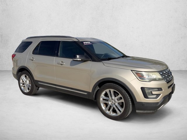 Used 2017 Ford Explorer XLT w/ Equipment Group 201A FWD image 3