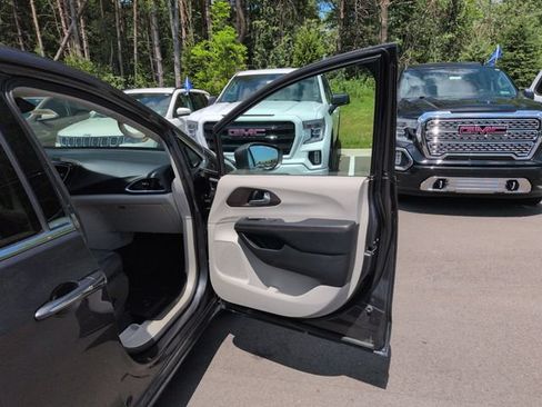 Used 2018 Chrysler Pacifica Touring-L Plus w/ Tire & Wheel Group FWD image 14