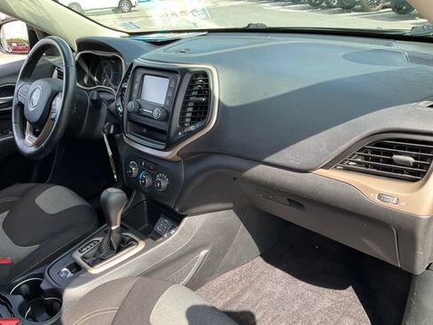 Used 2017 Jeep Cherokee Sport FWD image 16