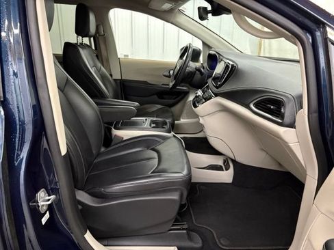 Used 2023 Chrysler Pacifica Touring-L FWD image 22