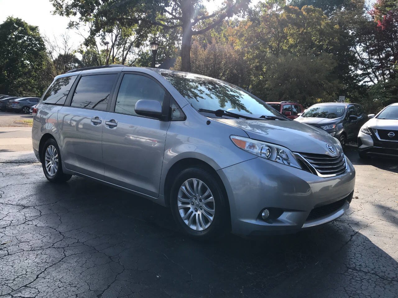 Used 2011 Toyota Sienna XLE w/ Entertainment Pkg FWD image 2