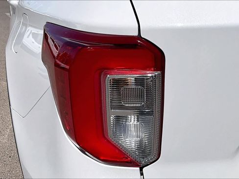 Used 2023 Ford Explorer XLT image 28