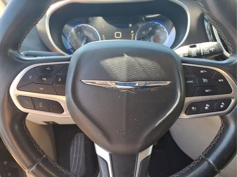 Used 2018 Chrysler Pacifica Touring-L w/ Advanced Safetytec Group FWD image 14