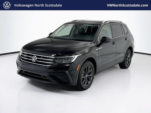 Used 2023 Volkswagen Tiguan SE w/ Panoramic Sunroof Package FWD image 1