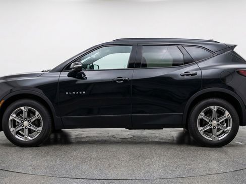 Used 2025 Chevrolet Blazer LT FWD image 3