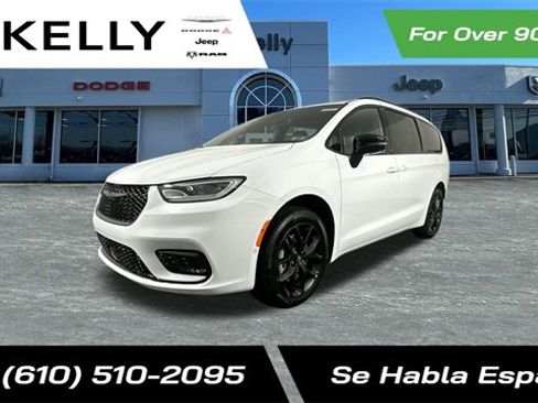 New 2026 Chrysler Pacifica Limited w/ S Appearance Package image 1