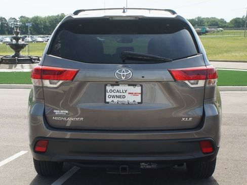 Used 2019 Toyota Highlander XLE FWD image 3