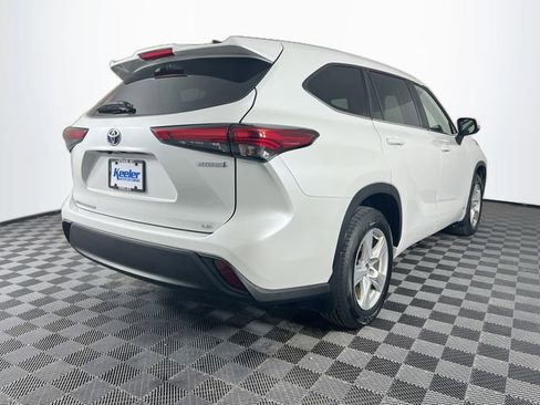 Used 2023 Toyota Highlander LE AWD/4WD image 6