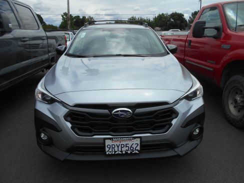Used 2024 Subaru Crosstrek 2.0i Premium AWD/4WD image 2