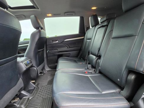 Used 2016 Toyota Highlander XLE AWD/4WD image 12