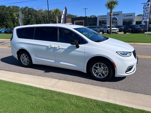 Certified 2025 Chrysler Pacifica Select FWD image 3