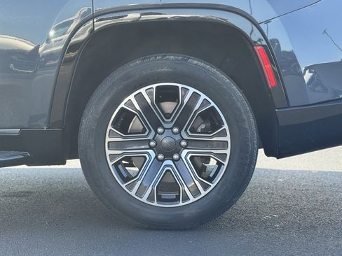 Used 2024 Jeep Wagoneer Series II w/ Flexible Seating Group image 9