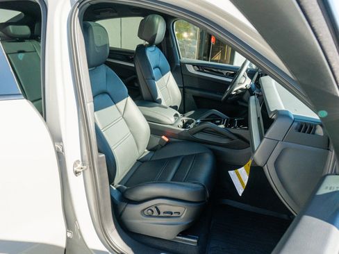Used 2025 Porsche Cayenne Sport Utility 4D image 47