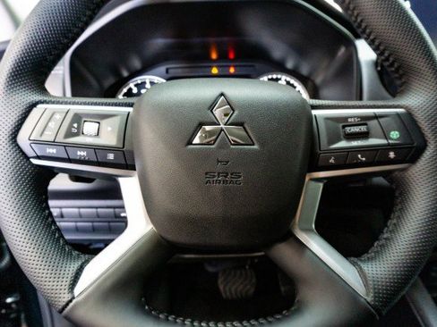 New 2025 Mitsubishi Outlander SE image 8