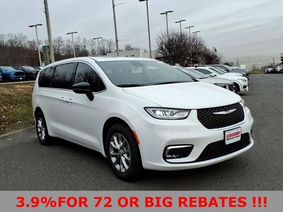 New 2026 Chrysler Pacifica Select