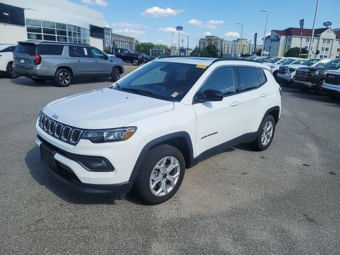 Used 2025 Jeep Compass Latitude w/ Sun & Sound Group image 3