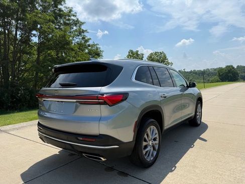 Used 2025 Buick Enclave Preferred FWD image 3
