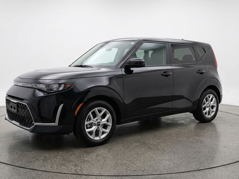 Used 2025 Kia Soul LX w/ LX Technology Package image 3