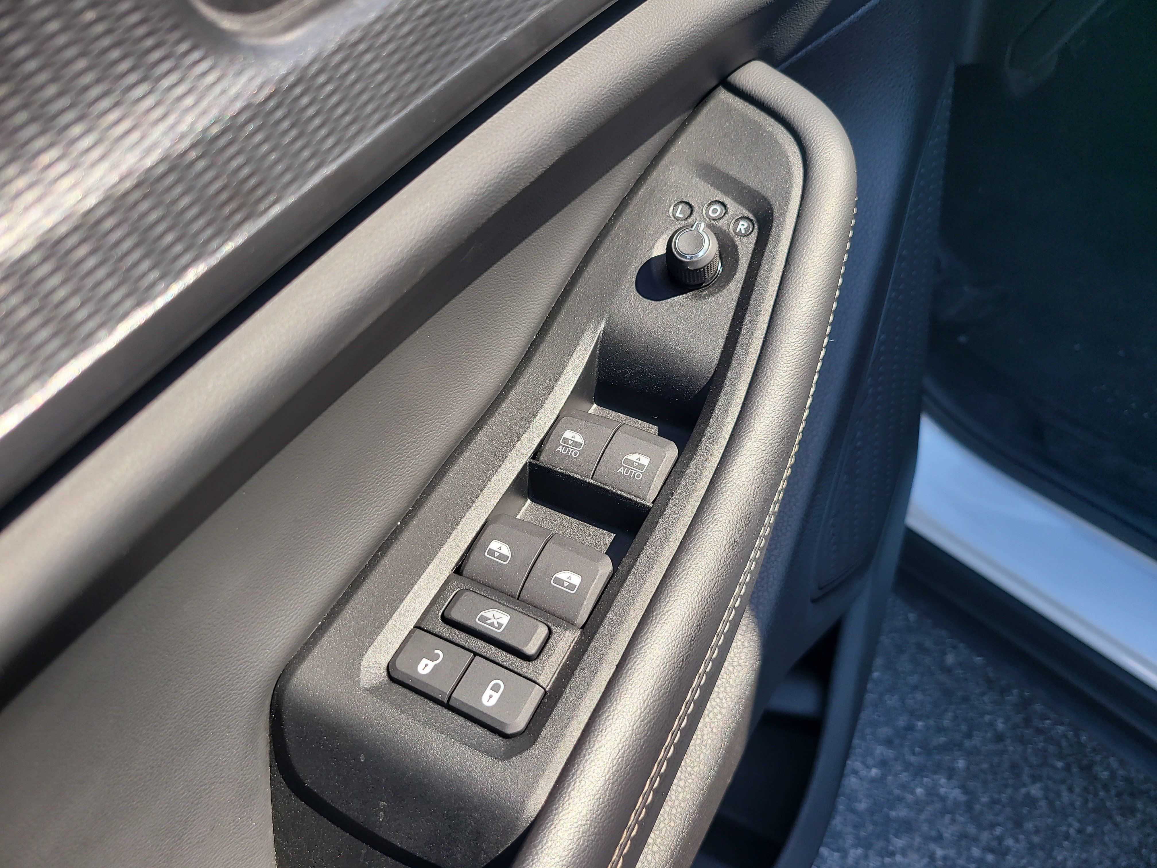 Used 2025 Jeep Grand Cherokee Laredo w/ Luxury Tech Group I RWD image 16