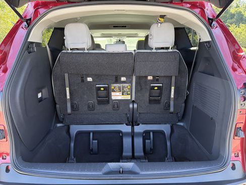 Certified 2025 Toyota Sienna LE w/ LE Plus Package FWD image 28