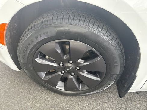 Used 2020 Chrysler Pacifica Limited w/ Advanced Safetytec Group image 13