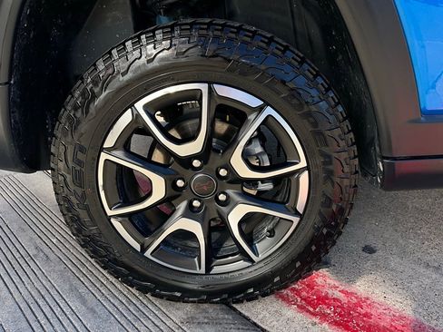 Used 2025 Jeep Compass Trailhawk image 9