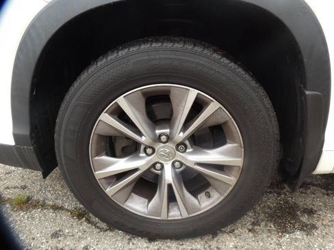 Used 2015 Toyota Highlander XLE AWD/4WD image 21