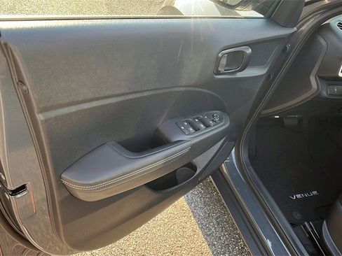 New 2025 Hyundai Venue Limited FWD image 11
