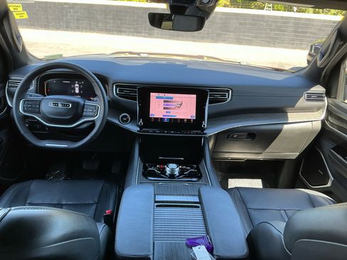 Used 2024 Jeep Wagoneer Series III AWD/4WD image 17