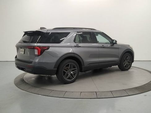 Used 2025 Ford Explorer ST-Line w/ ST-Line Street Pack AWD/4WD image 8