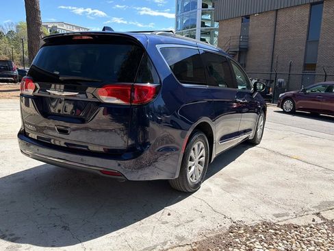 Used 2017 Chrysler Pacifica Touring-L image 6