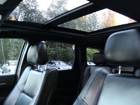 Used 2021 Jeep Grand Cherokee Limited w/ Luxury Group II image 32