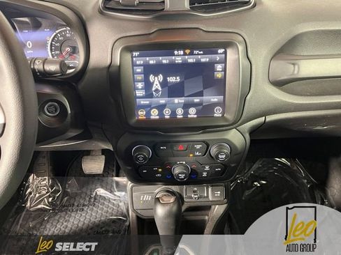 Used 2023 Jeep Renegade Latitude AWD/4WD image 19