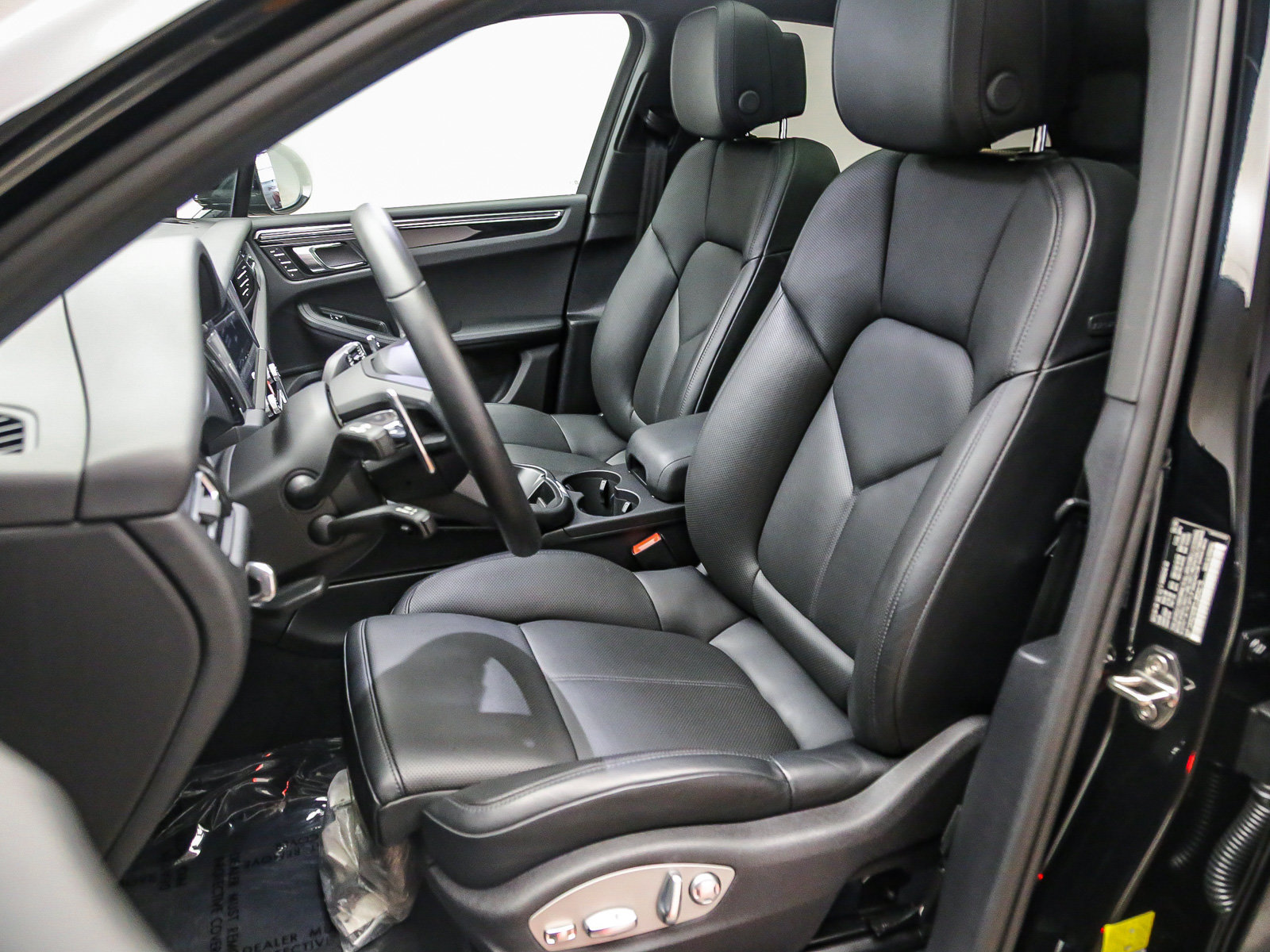 Certified 2026 Porsche Macan AWD/4WD image 10