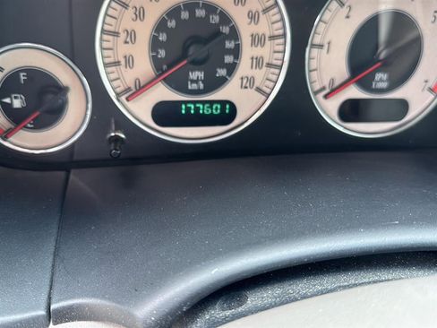 Used 2002 Chrysler Town & Country Limited FWD image 7