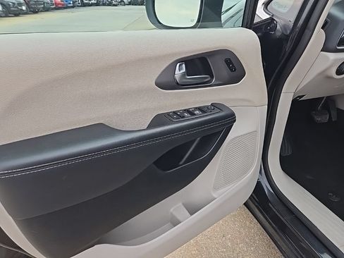 Used 2023 Chrysler Pacifica Touring-L FWD image 29