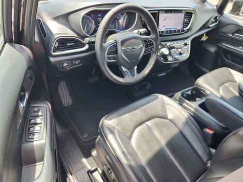 Used 2025 Chrysler Pacifica Select FWD image 15