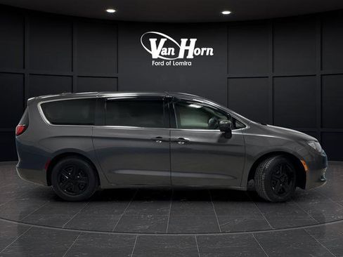 Used 2018 Chrysler Pacifica L FWD image 2