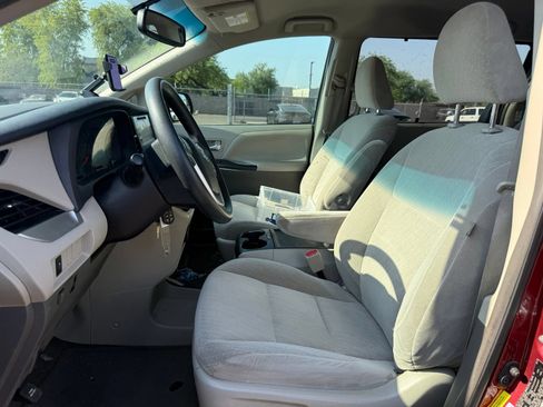 Used 2017 Toyota Sienna LE FWD image 11