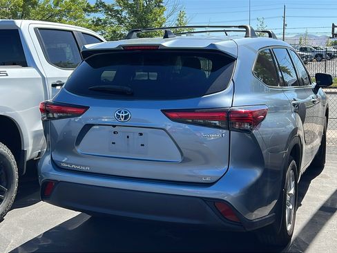 Used 2022 Toyota Highlander LE AWD/4WD image 3