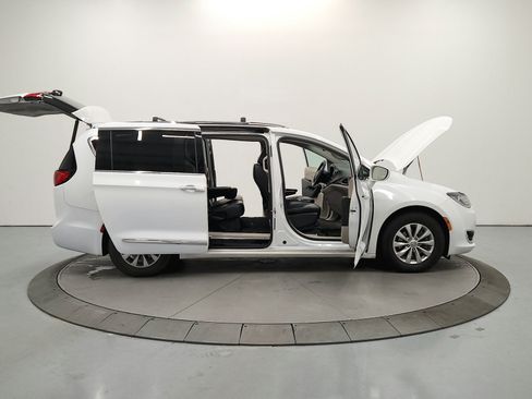 Used 2019 Chrysler Pacifica Touring-L FWD image 17