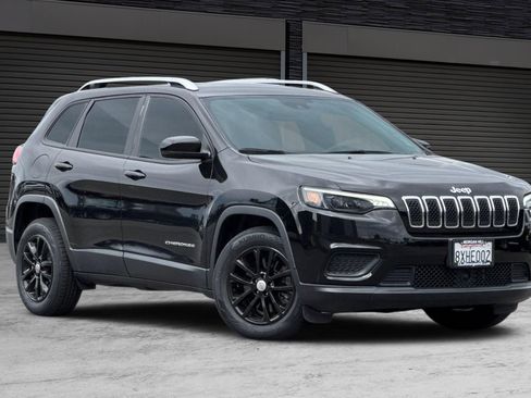 Used 2021 Jeep Cherokee Latitude FWD image 2