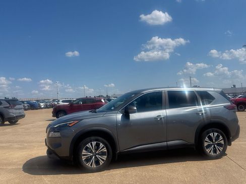 Used 2023 Nissan Rogue SV FWD image 12