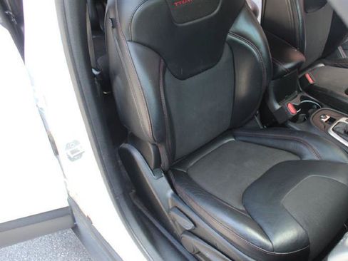 Used 2018 Jeep Cherokee Trailhawk AWD/4WD image 12