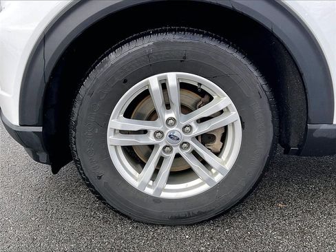 Used 2023 Ford Explorer XLT w/ Equipment Group 202A image 7