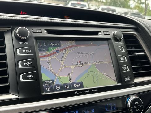 Used 2019 Toyota Highlander SE AWD/4WD image 14