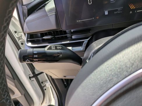Used 2025 Kia Carnival FWD image 31
