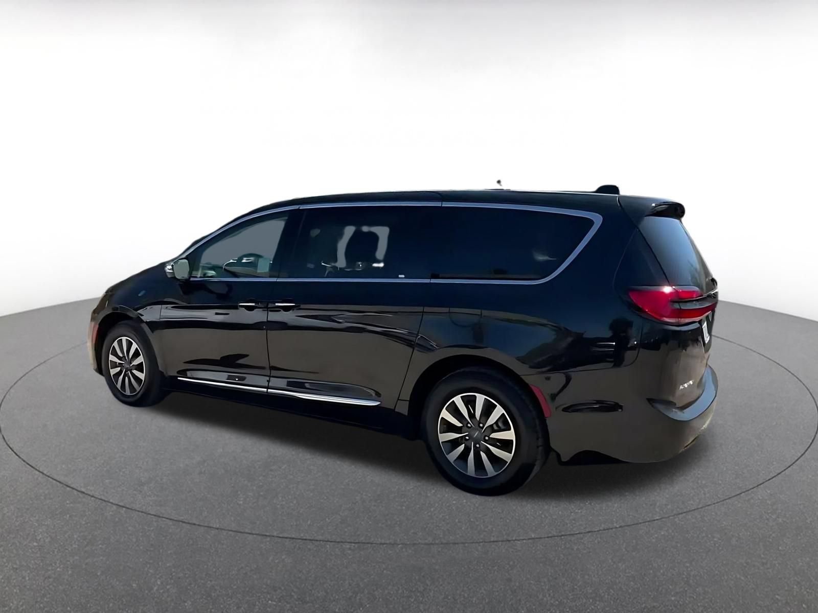Used 2023 Chrysler Pacifica Limited FWD image 9